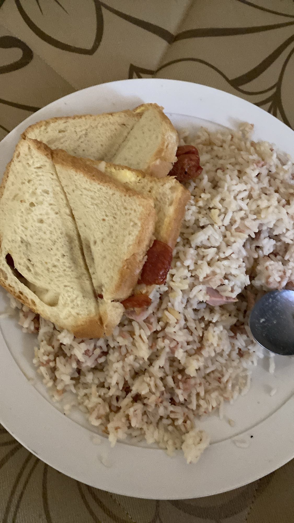 Arroz con salchicha y pan