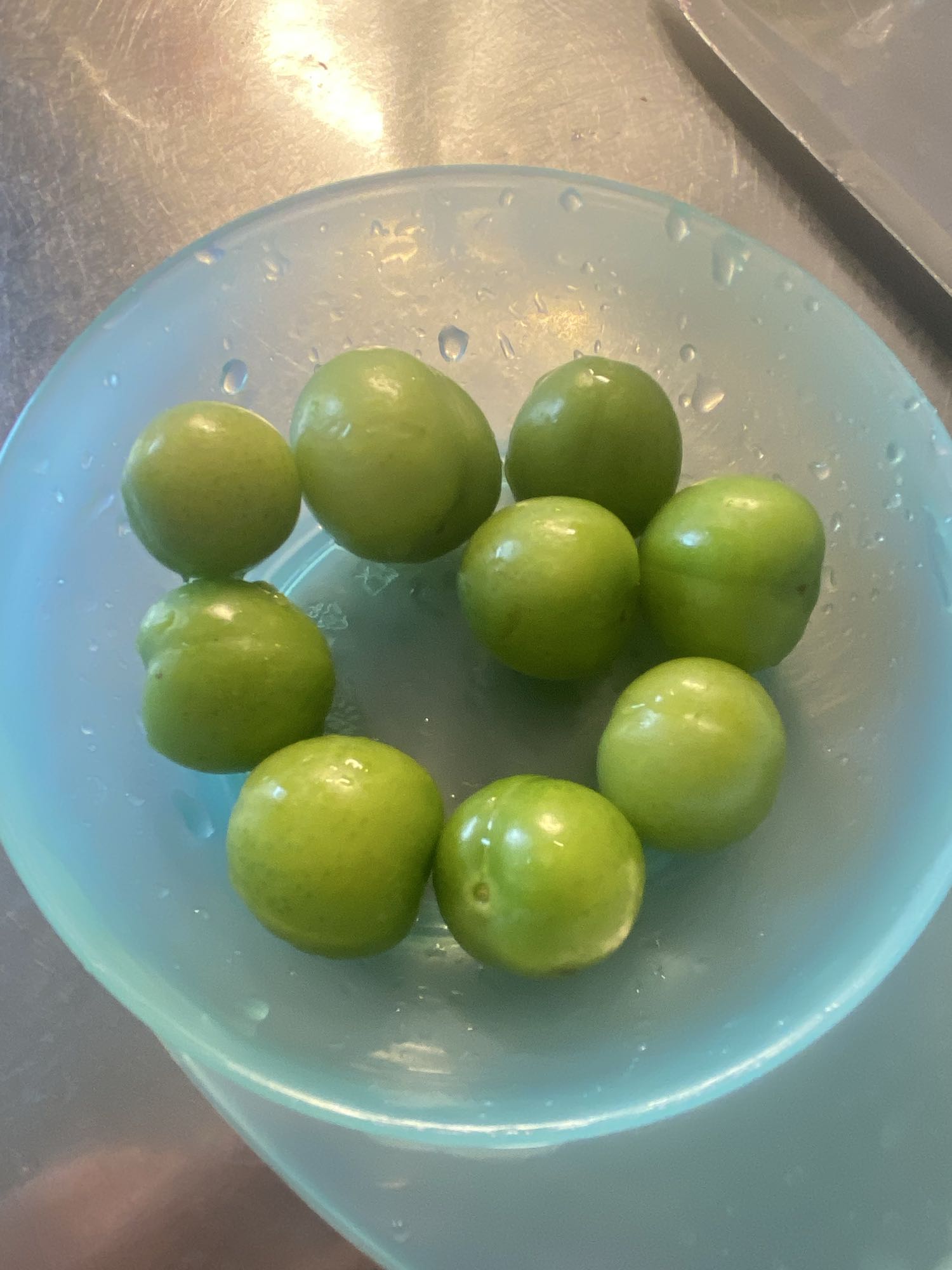 خوخ أخضر طازج