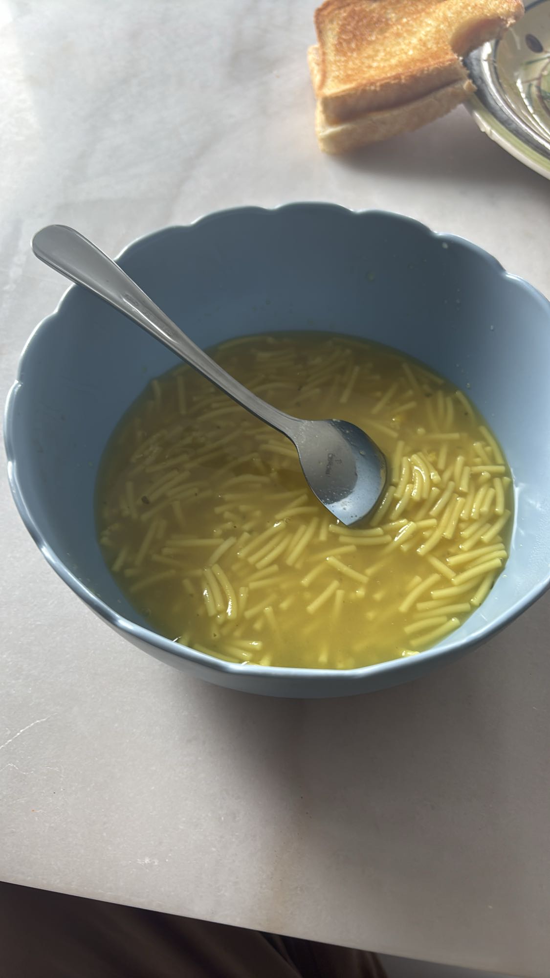 Soupe nouilles et pain grillé