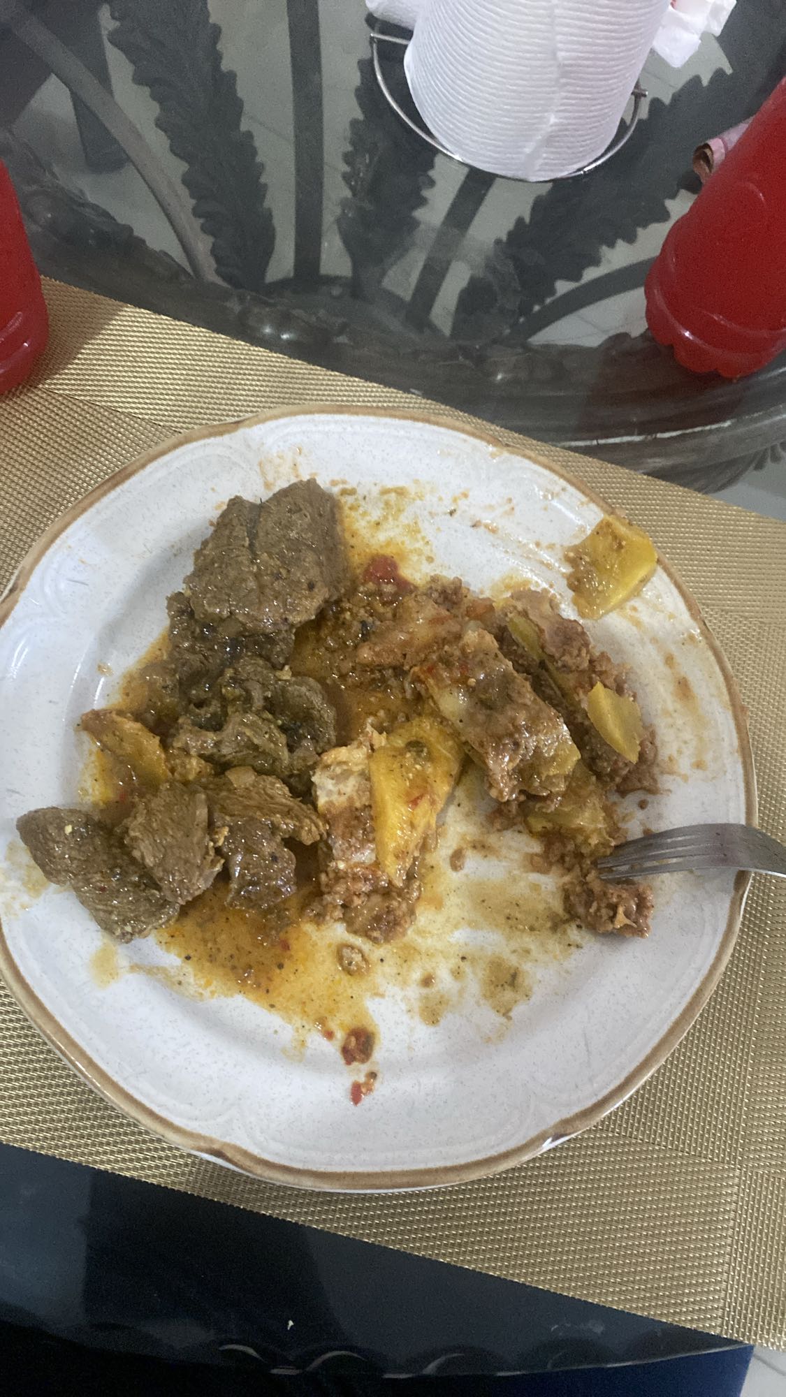 Carne guisada con plátano