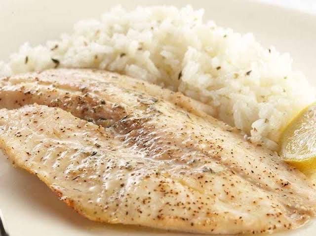 Pescado al vapor con arroz blanco
