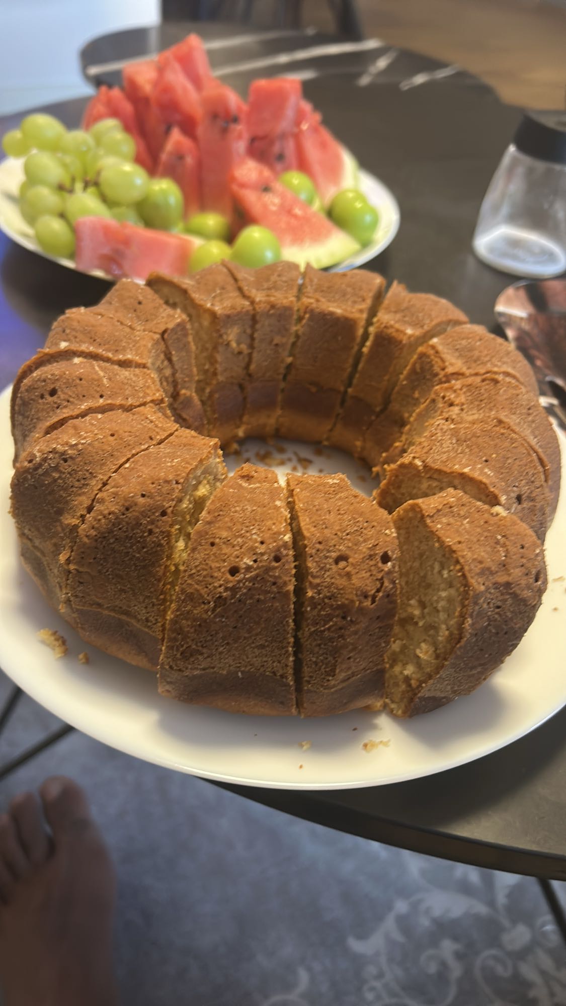 Kek ve meyve tabağı