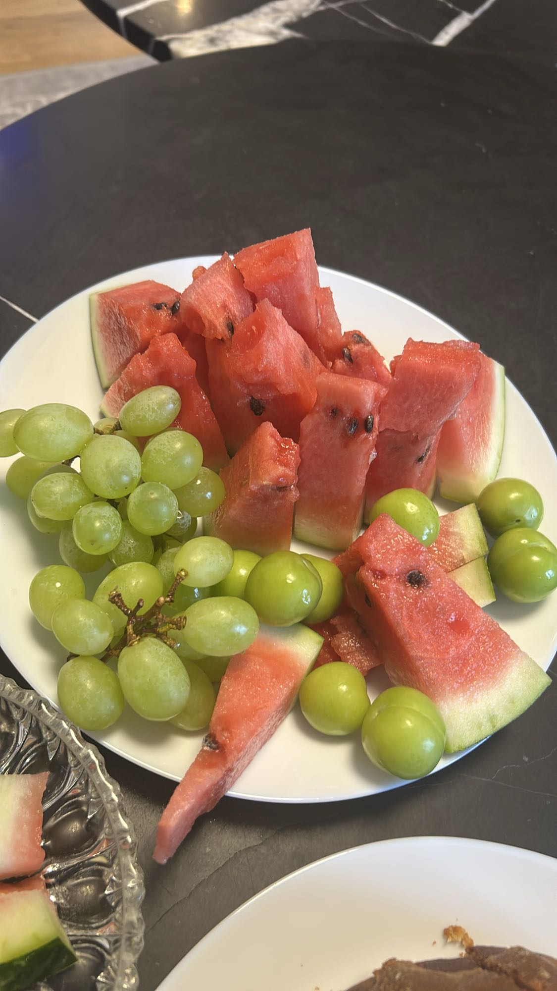 Karpuz ve üzüm tabağı