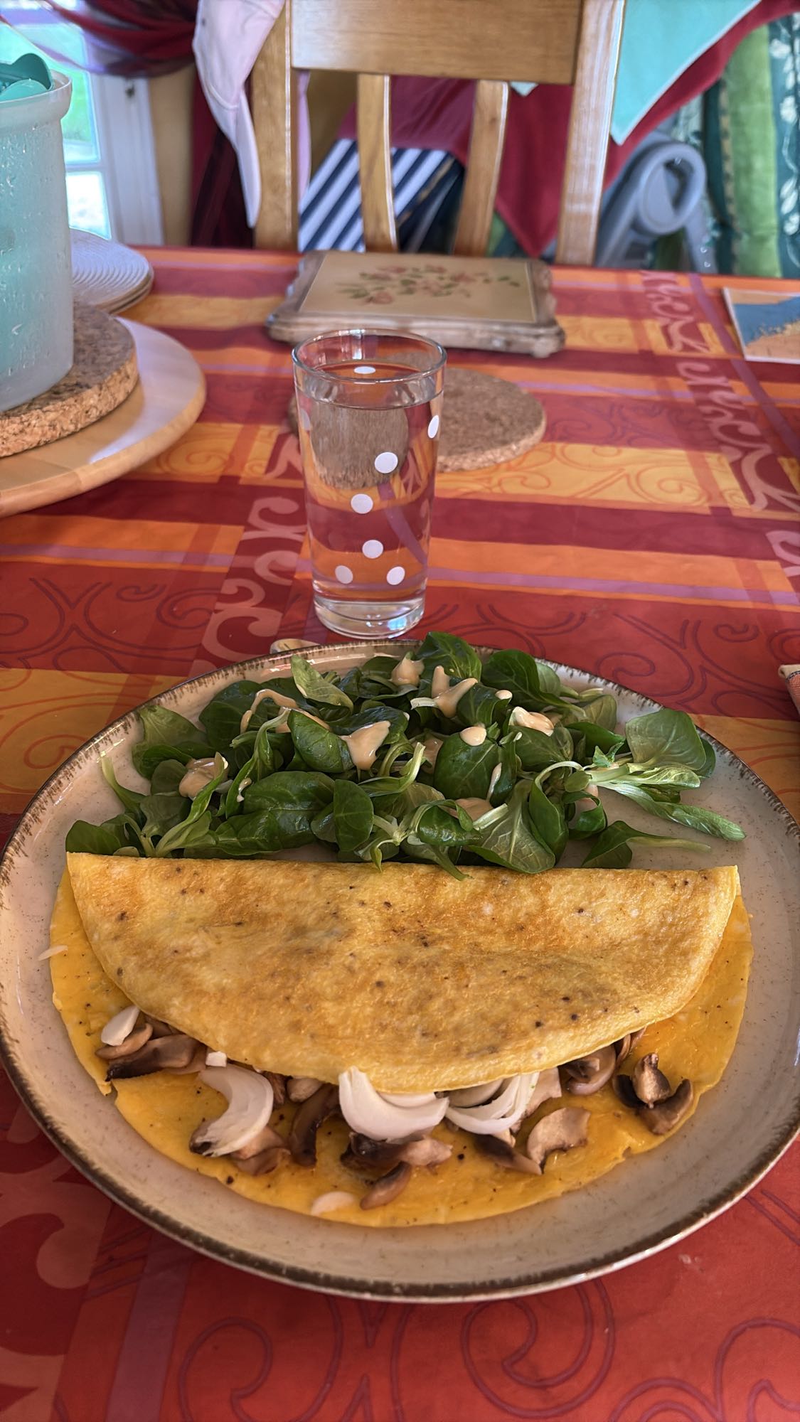 Omelette aux champignons et salade
