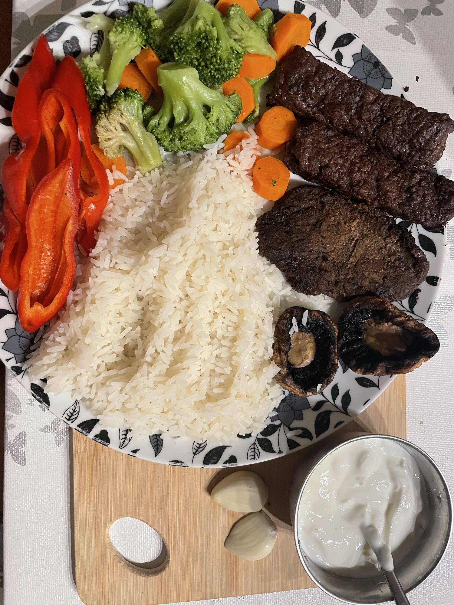 Rijst met rundvlees en groenten