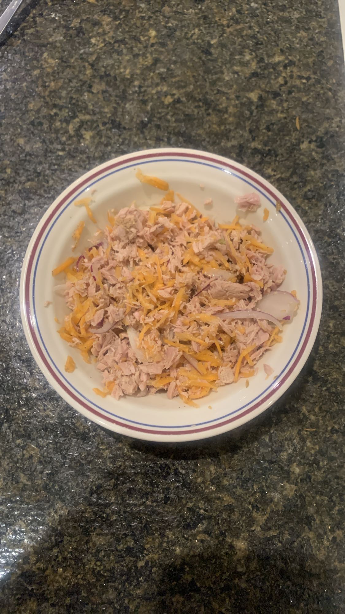 Ensalada de atún y queso