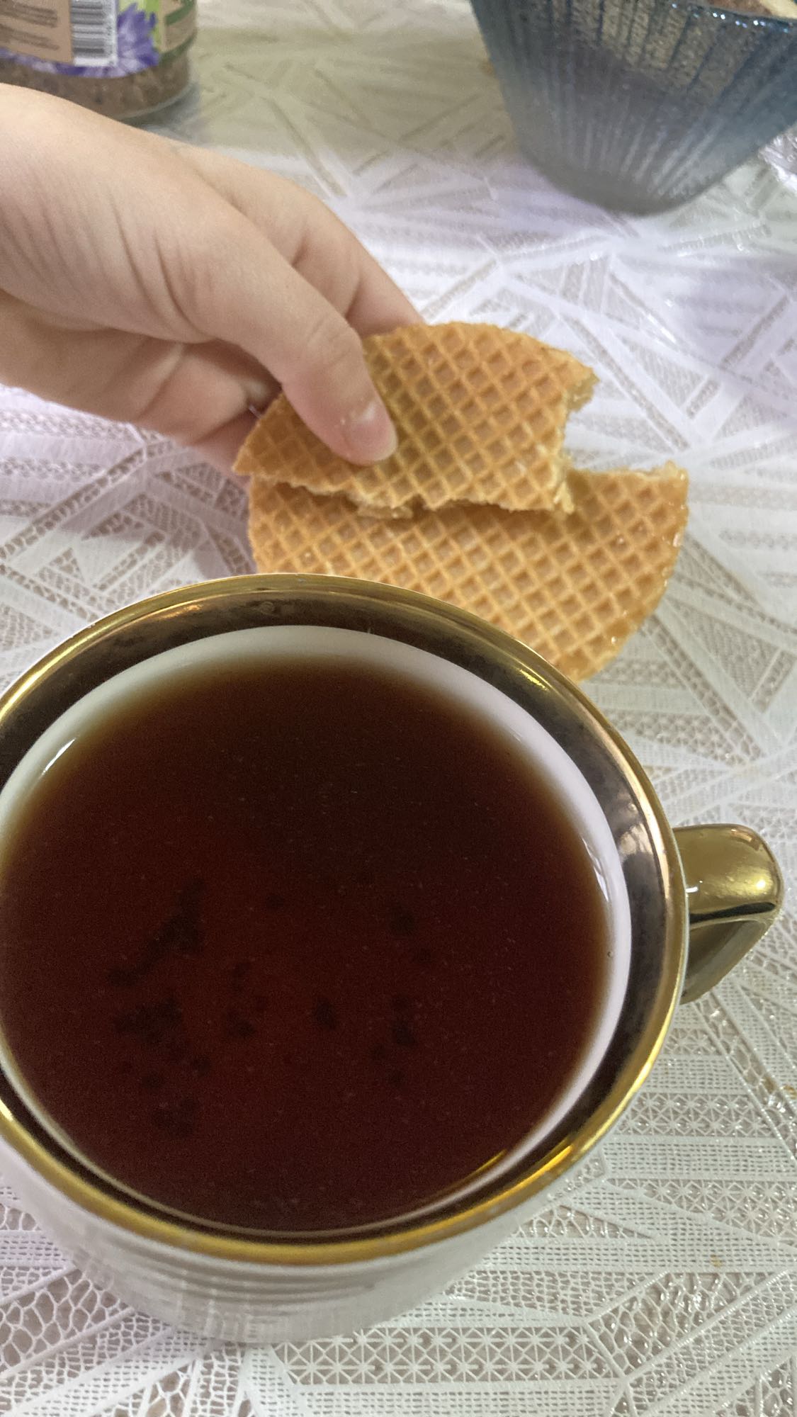 Чай с вафлями