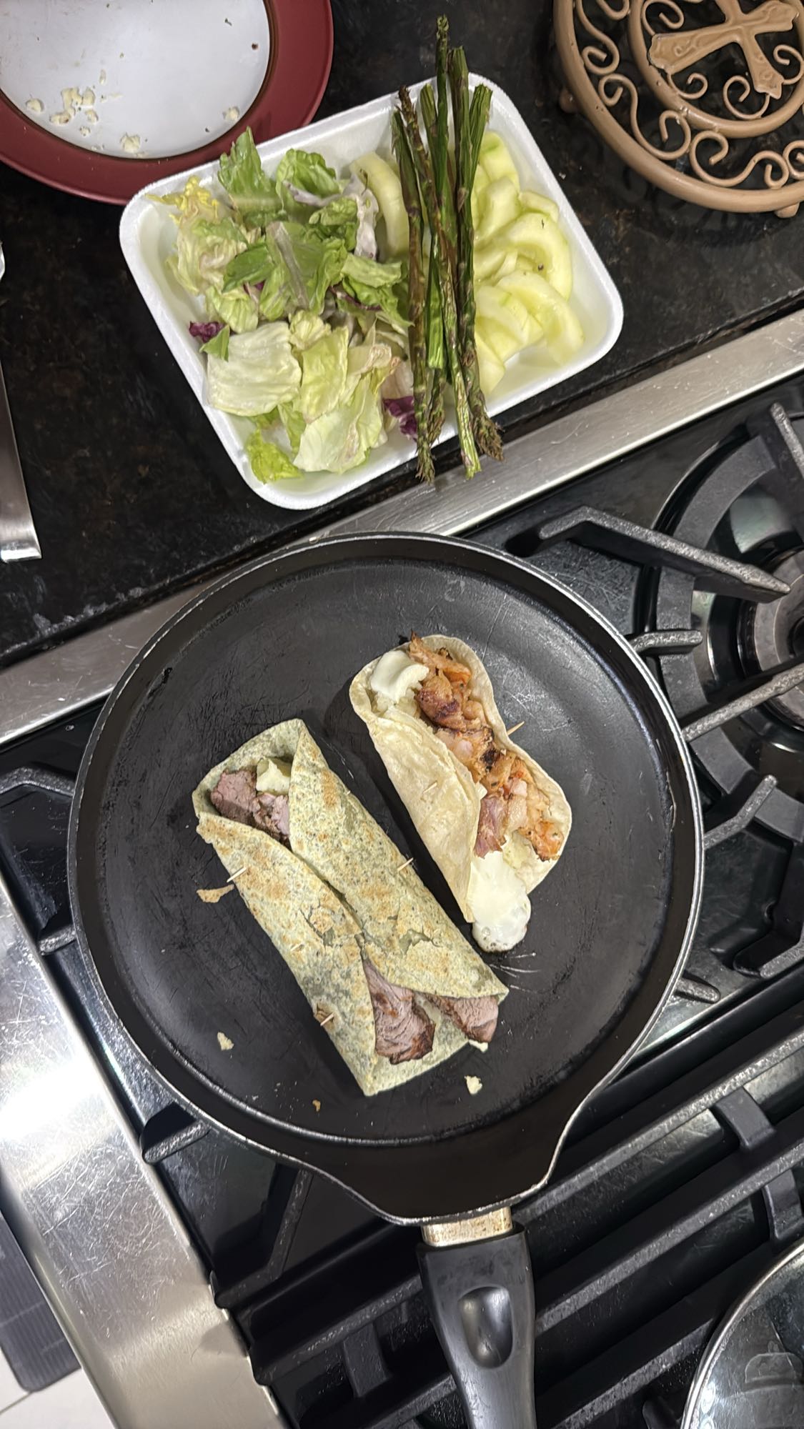 Burrito y quesadilla con ensalada
