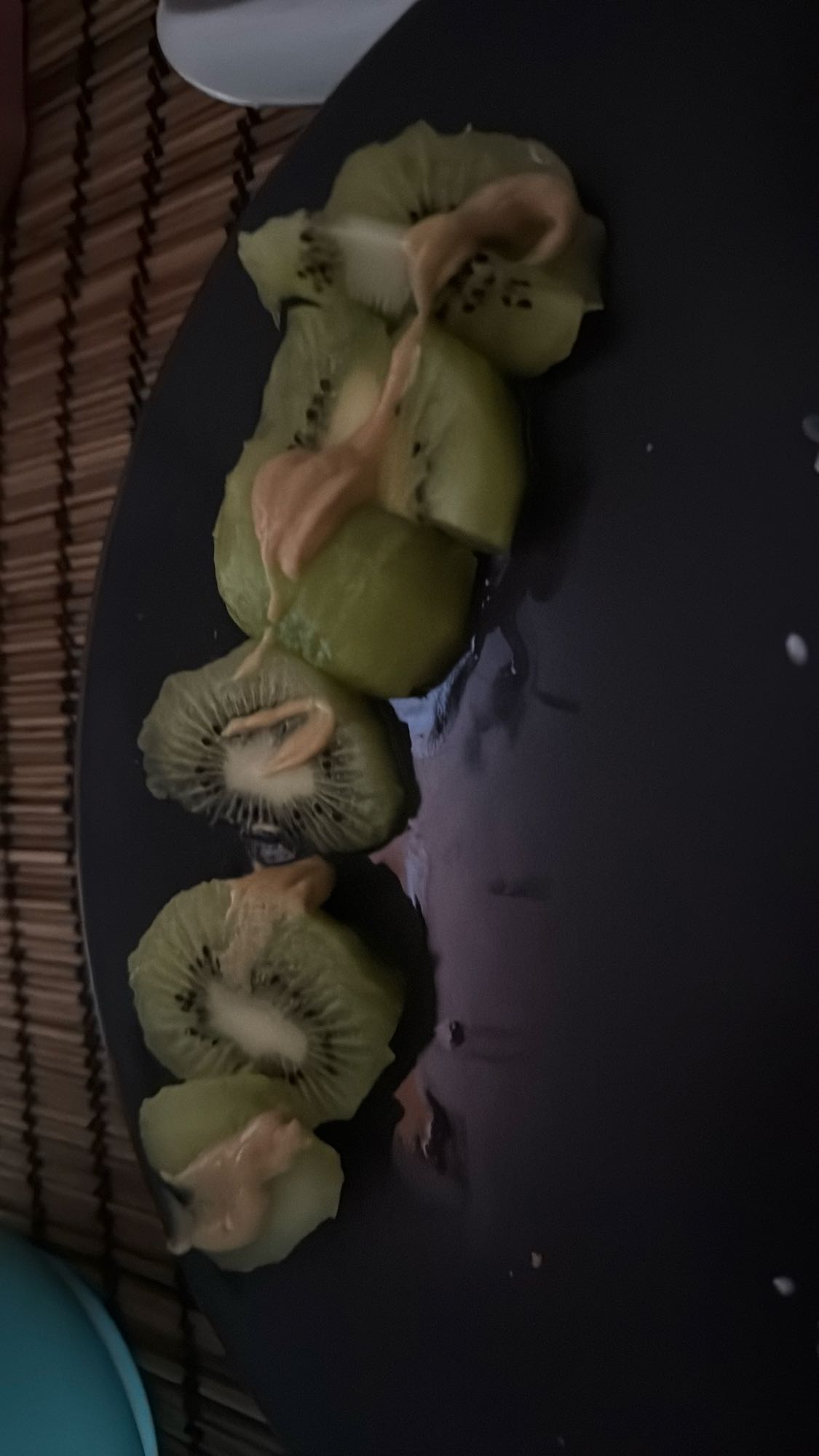 Kiwi con crema de maní