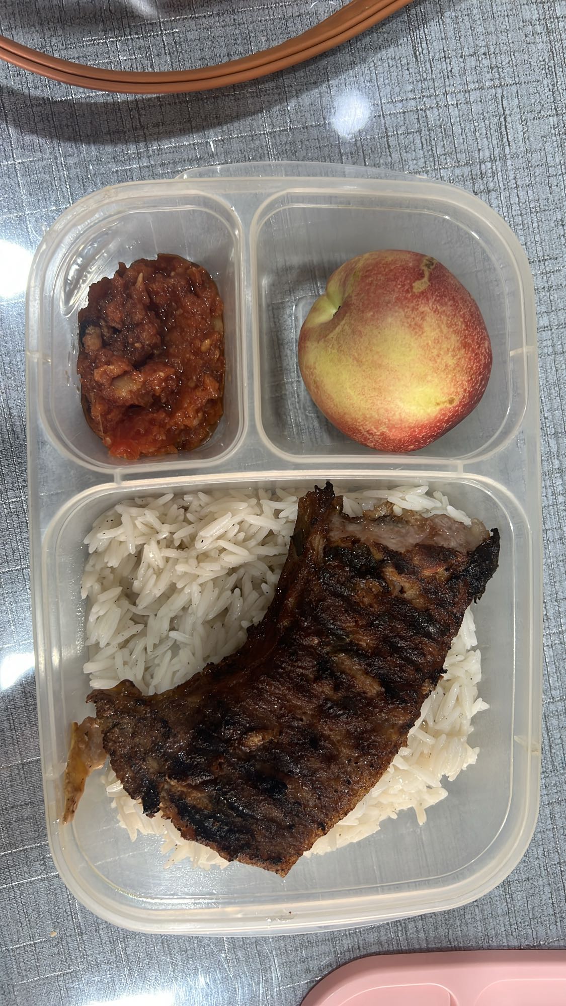 Riz, côtelette, pêche, sauce