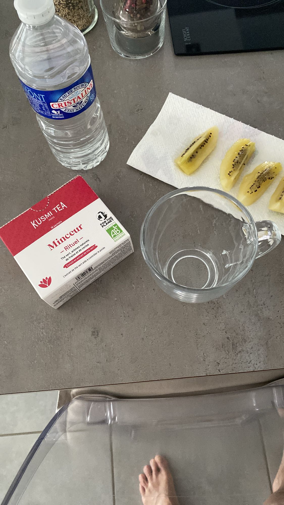 Petit-déjeuner léger kiwi thé