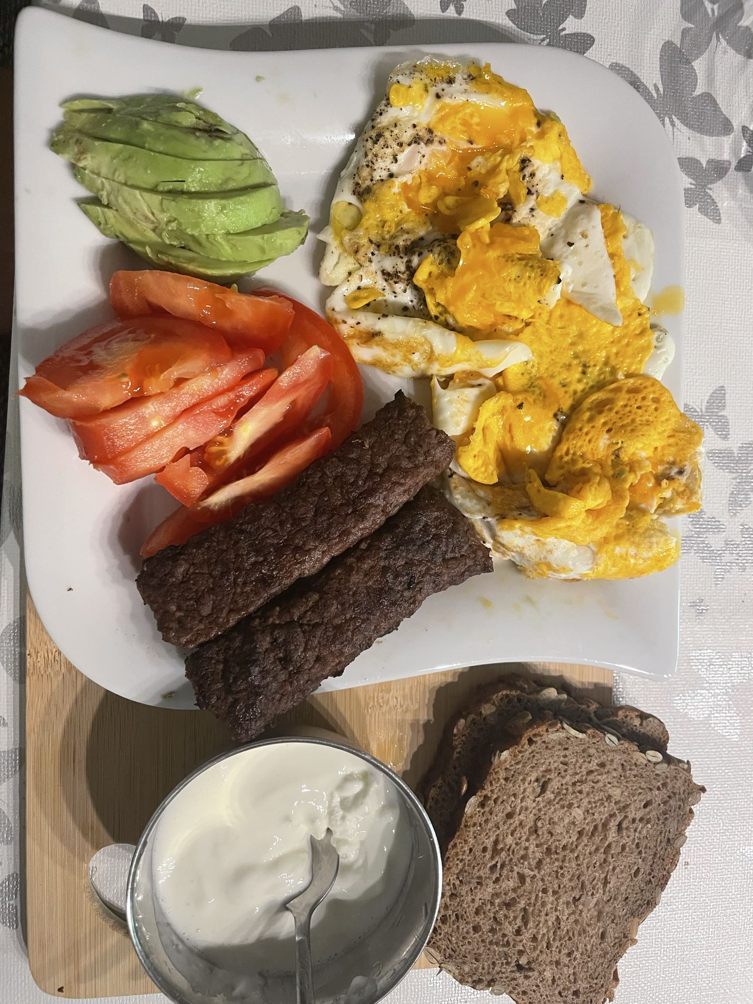 Desayuno con huevos y carne