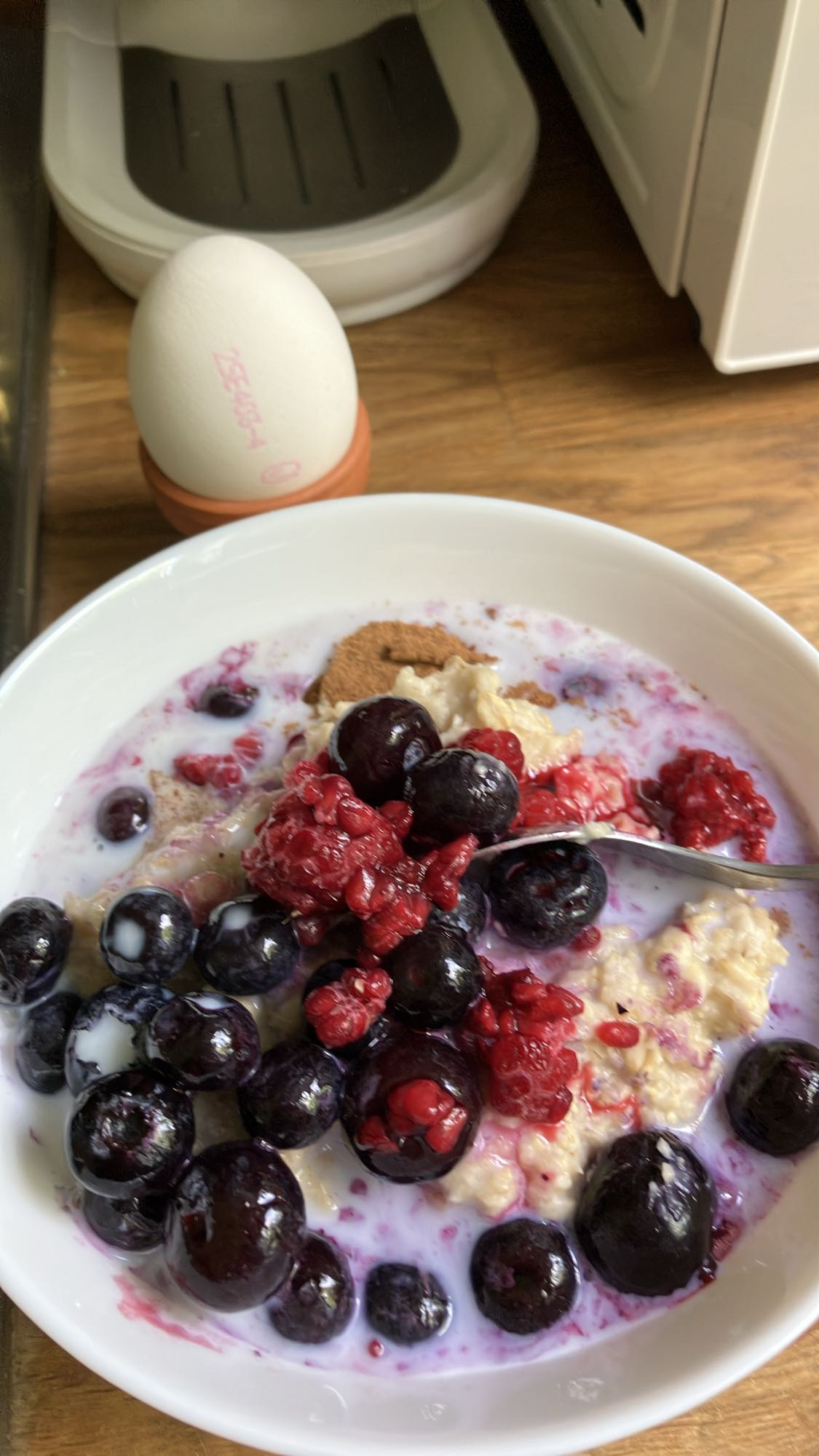 Havregrynsgröt med bär och ägg