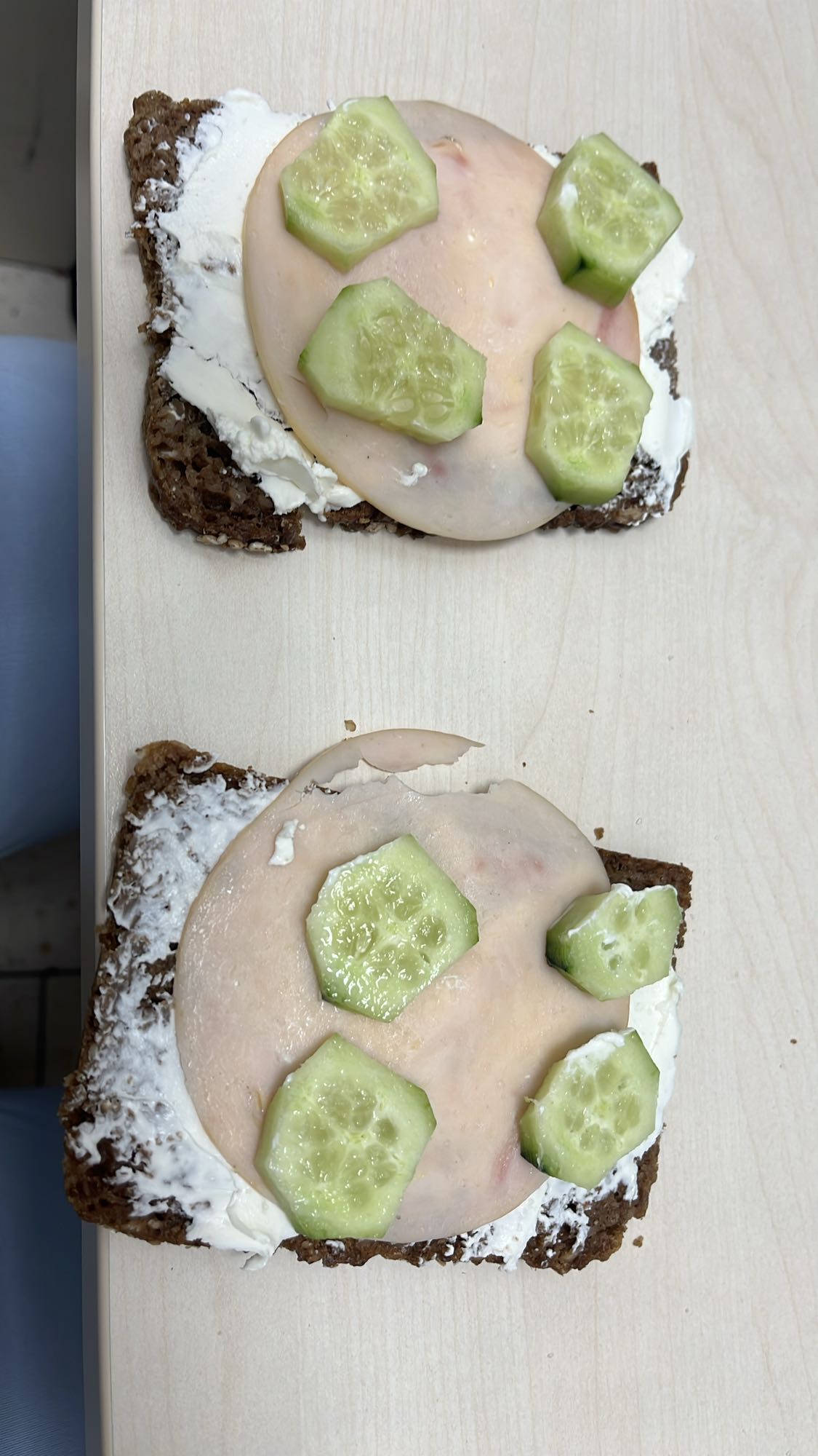 Sendvič s puretinom i krastavcem