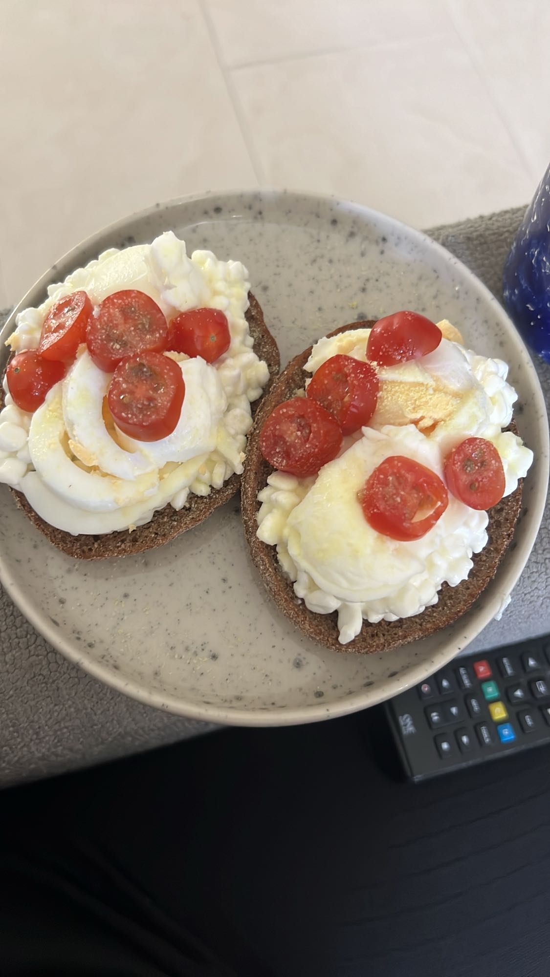 Äggmackor med keso och tomat
