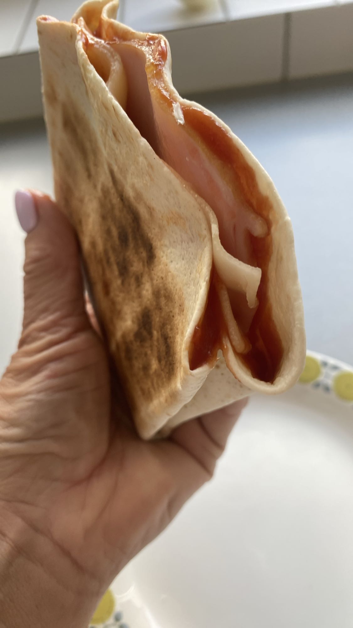 Tortilla z szynką i sosem