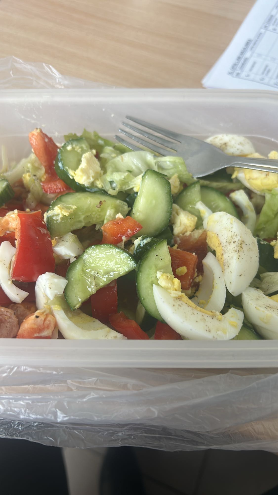 Sałatka z jajkiem i warzywami