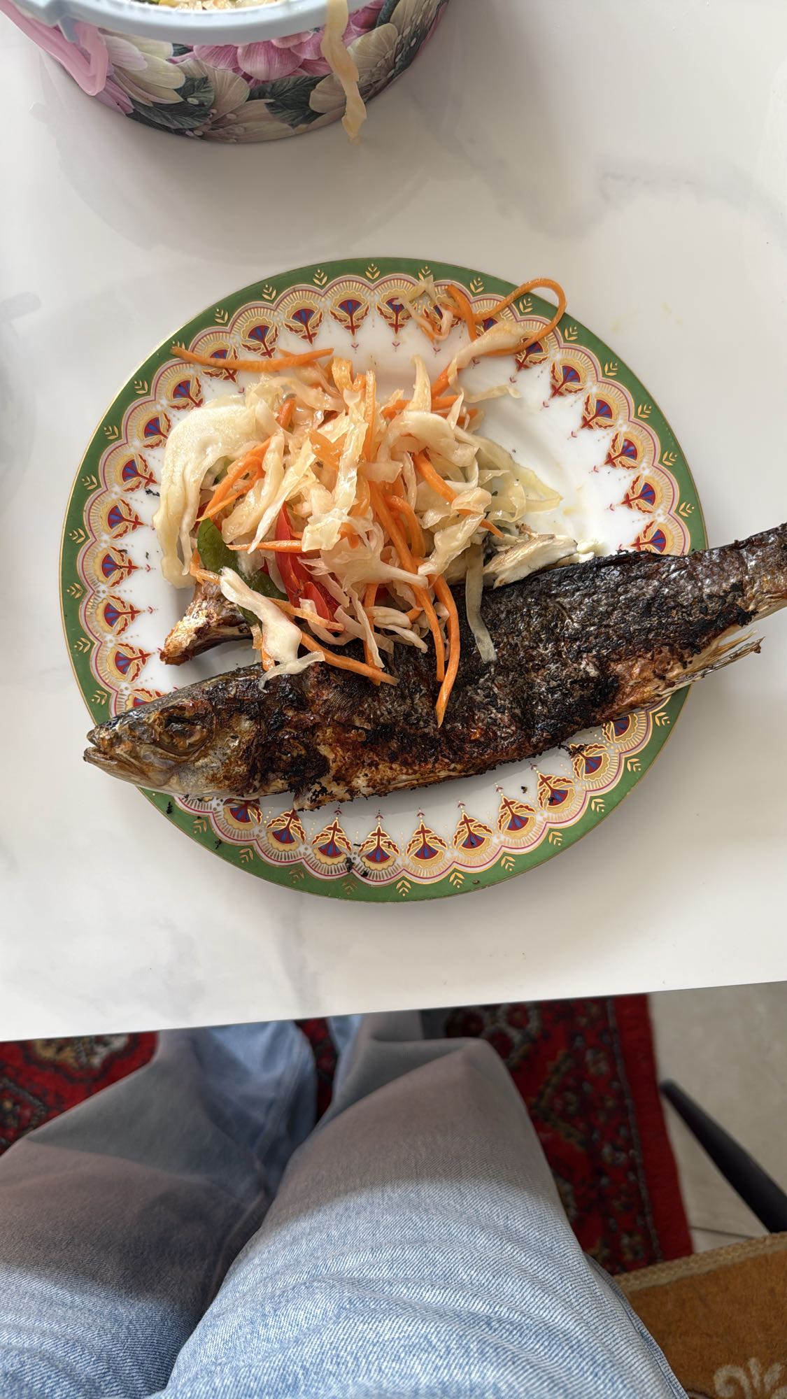 Жареная рыба с салатом