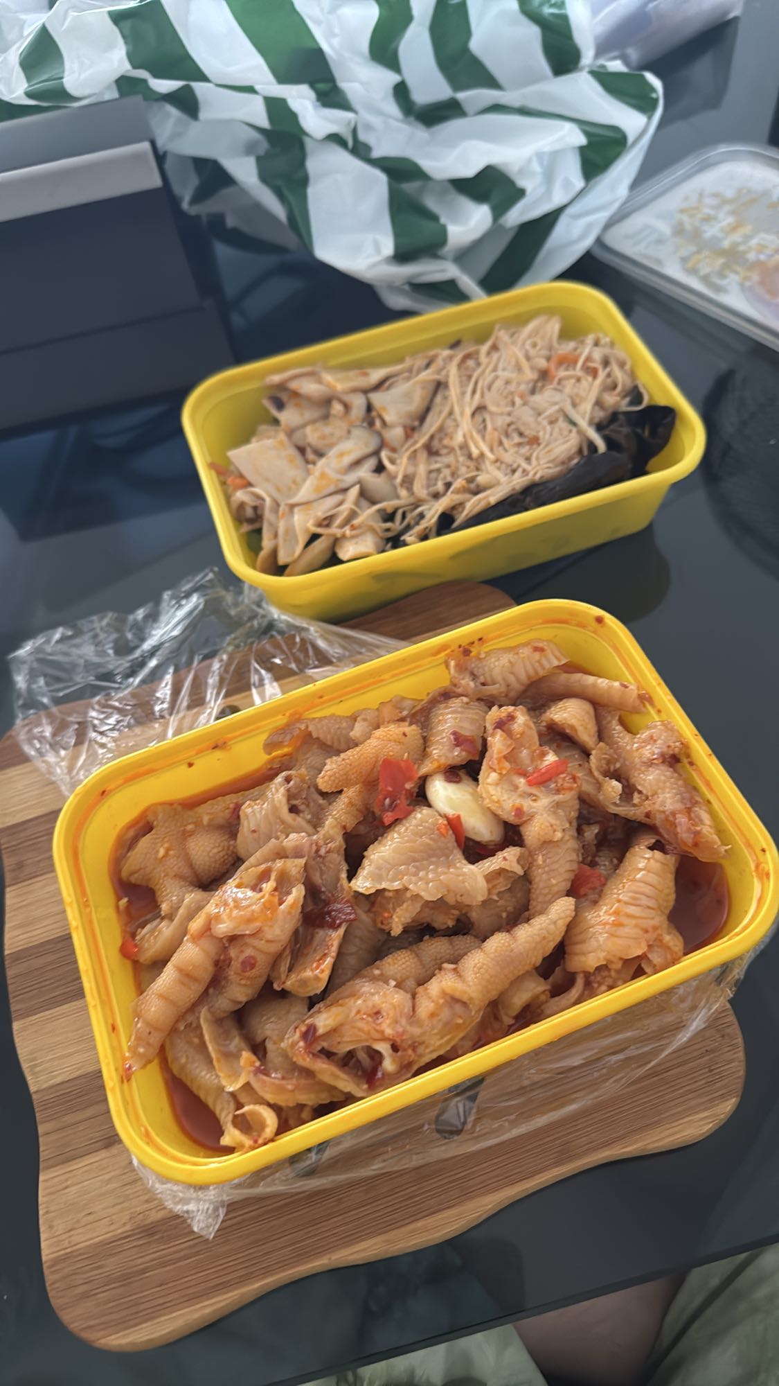 凉拌鸡爪拼素菜