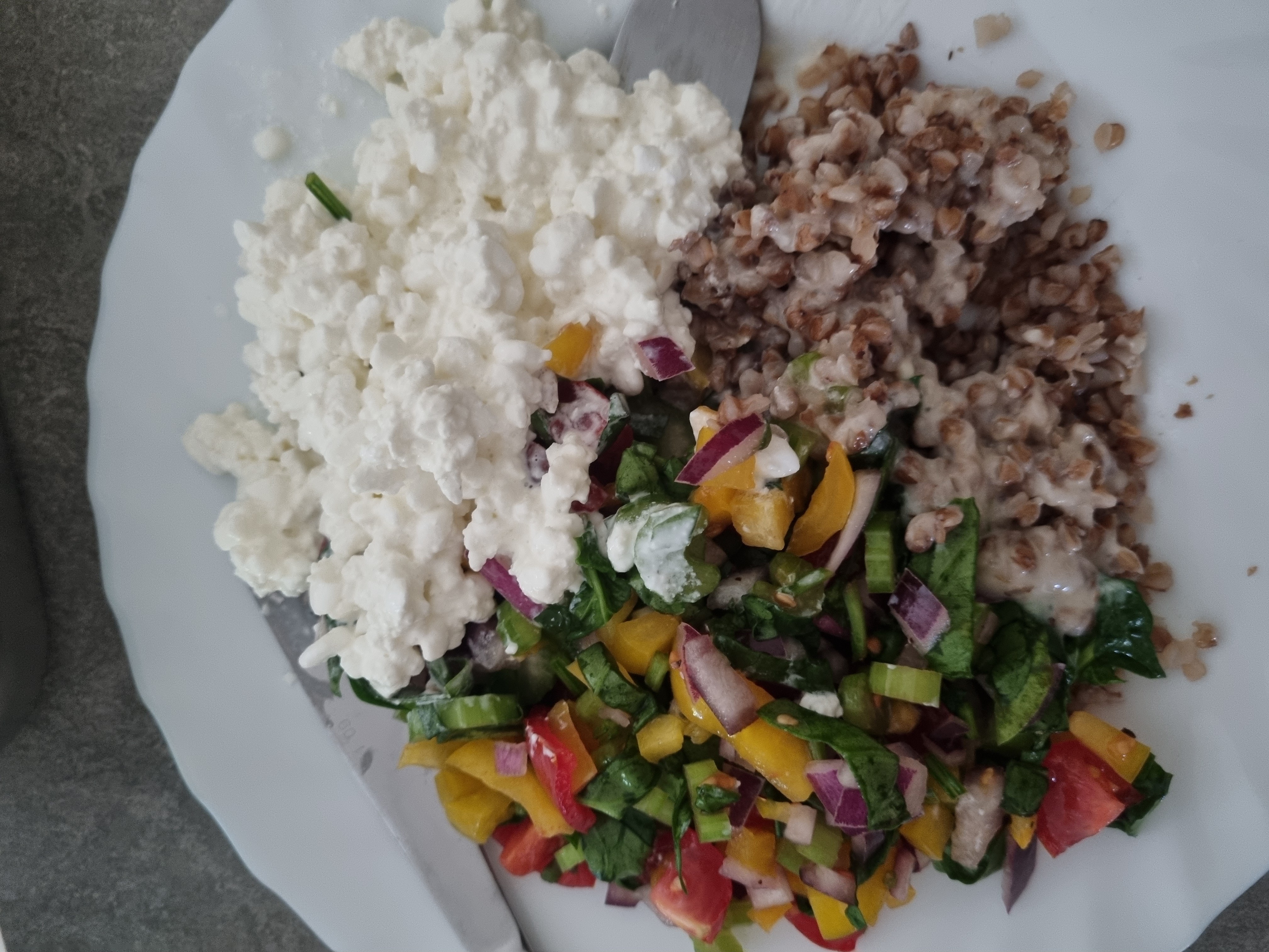 Bovete med keso och sallad