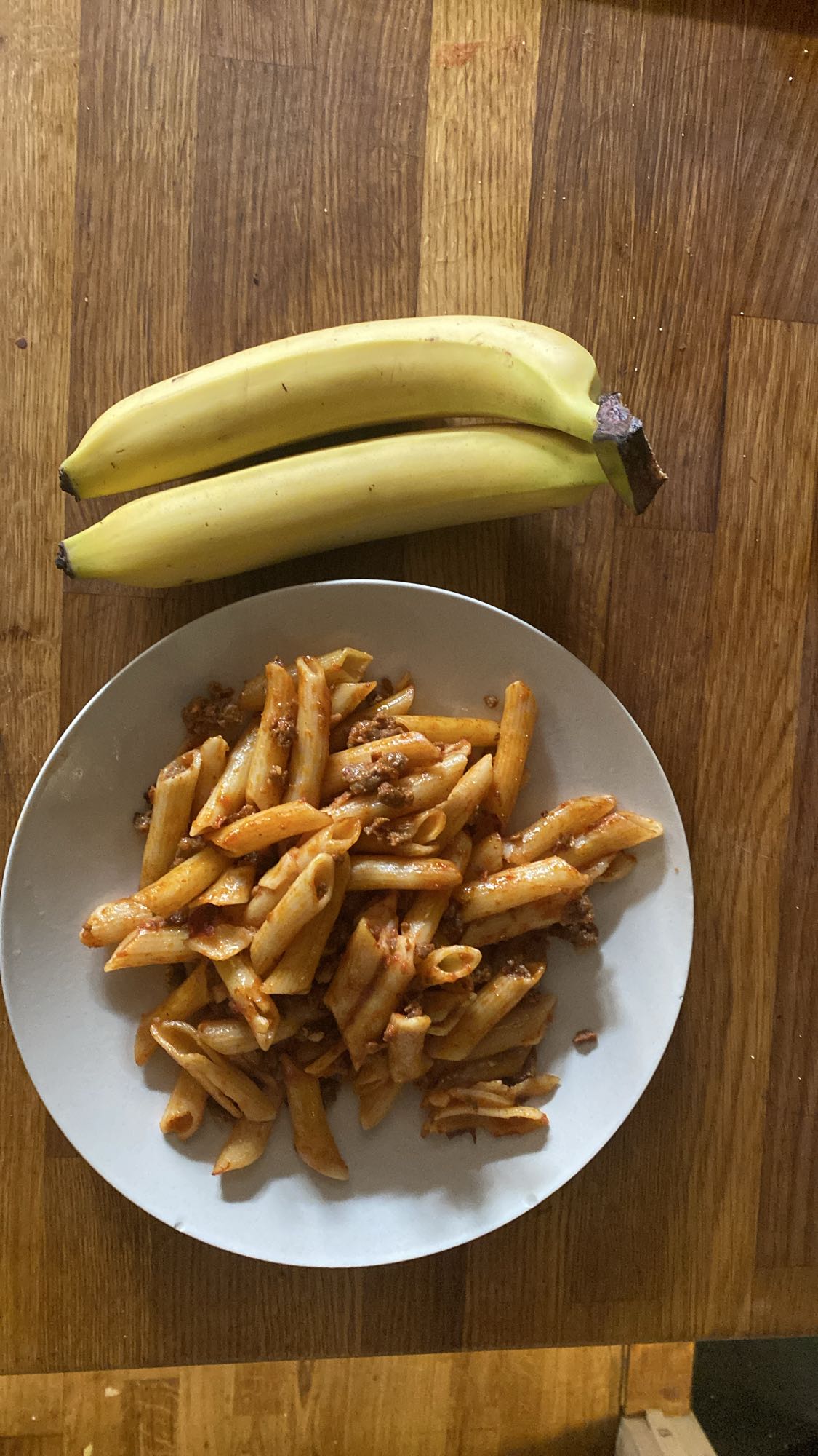 Pasta med köttfärssås och banan
