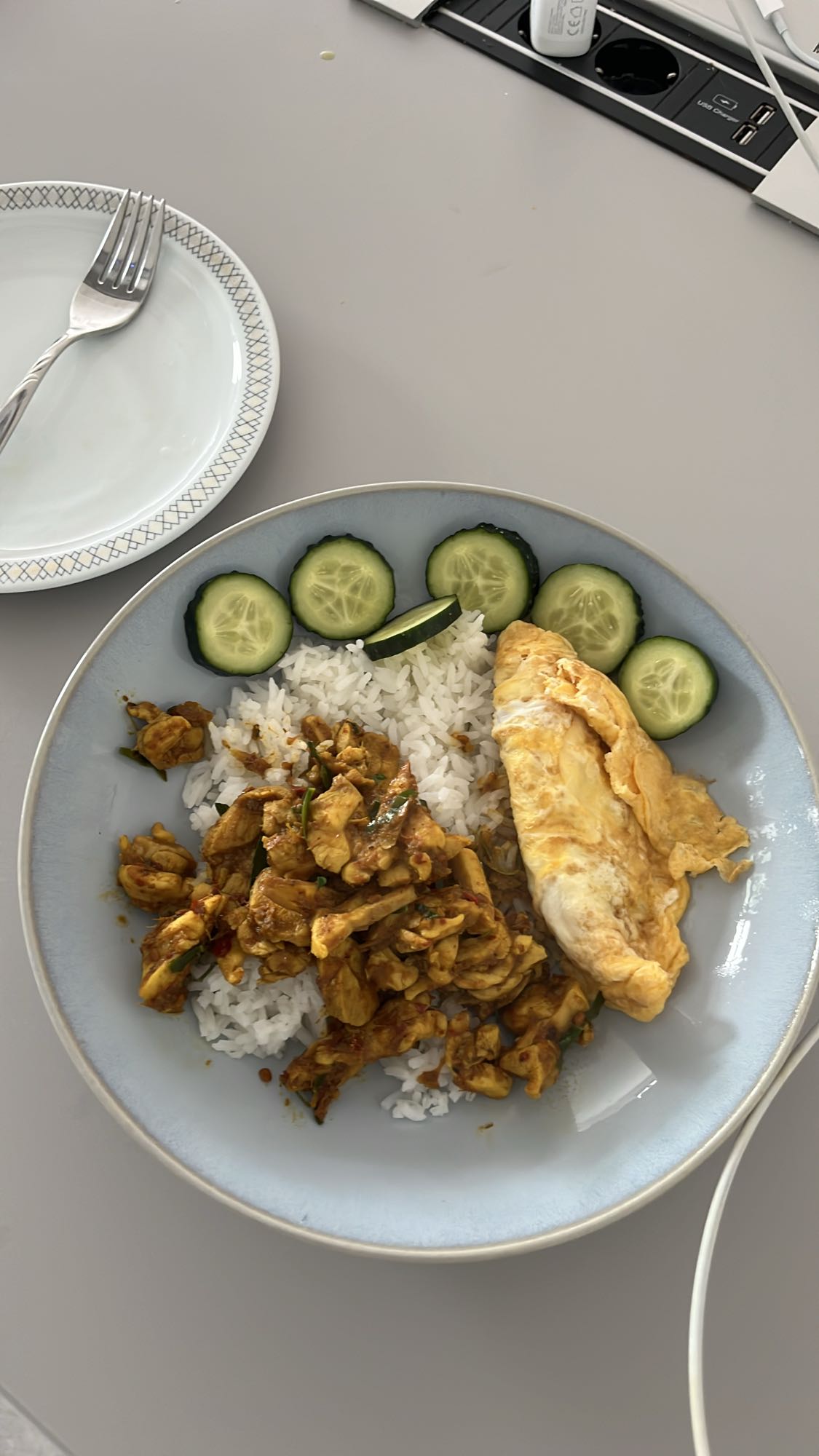 Chicken rice with omelette