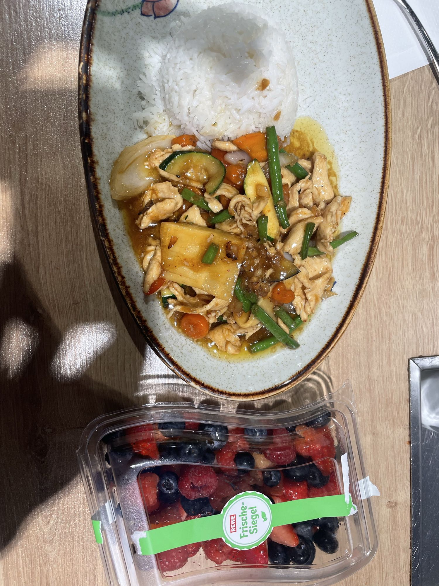 Hähnchen mit Reis und Beeren