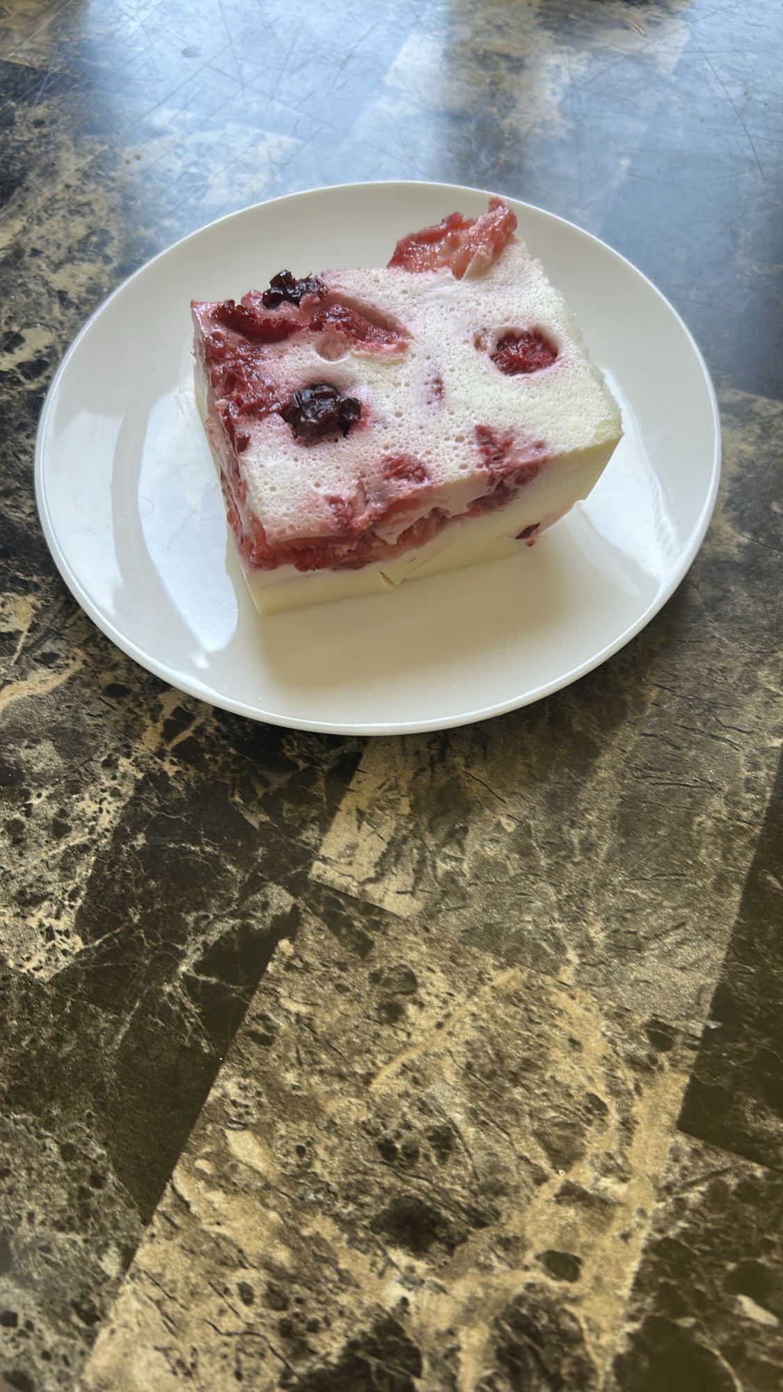 творожный десерт с ягодами