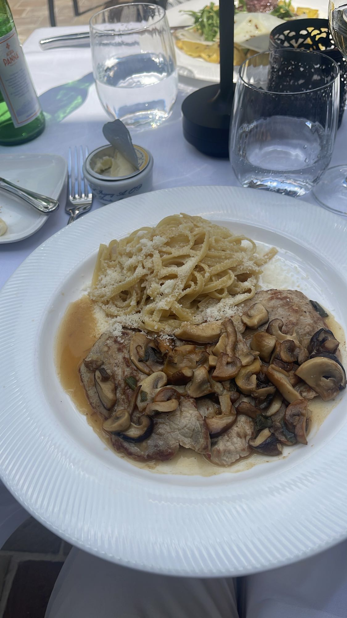Pasta met kalfsvlees en champignons