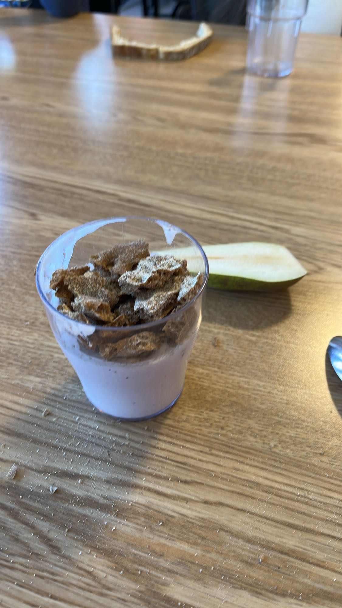 Yoghurt med flingor och blåbärssmoothie