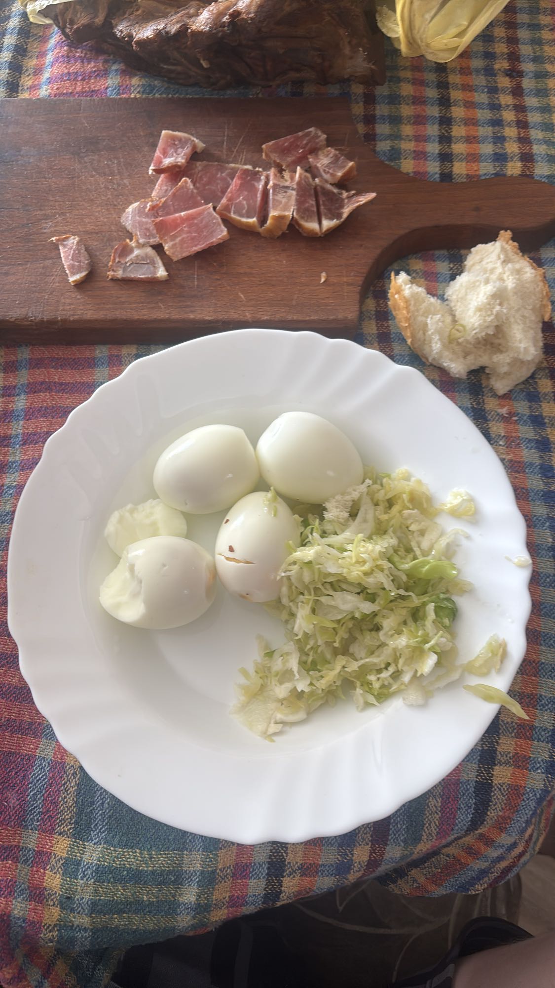 Jaja, pršut, salata, kruh