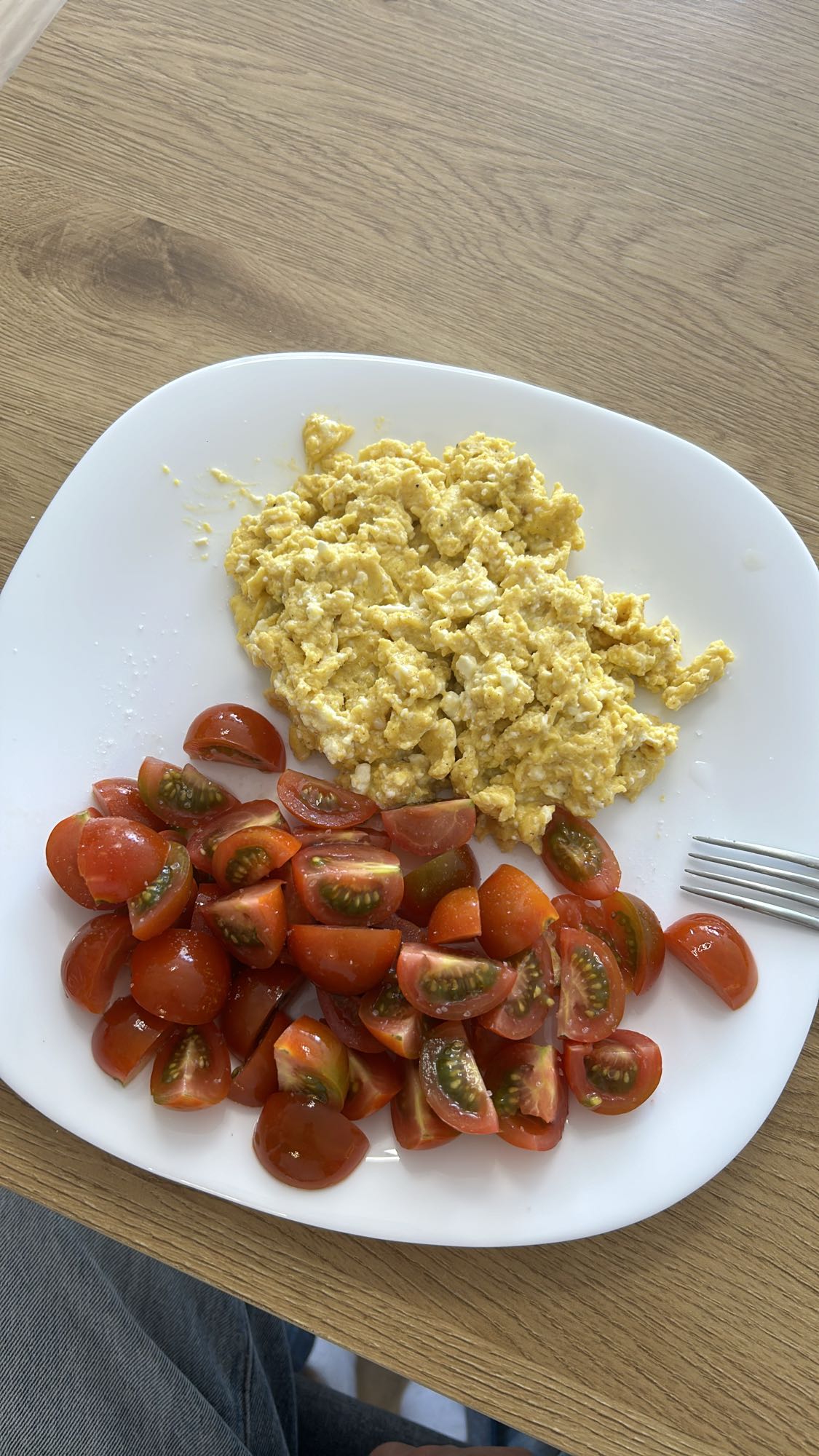 Scrambled eggs and tomatoes
