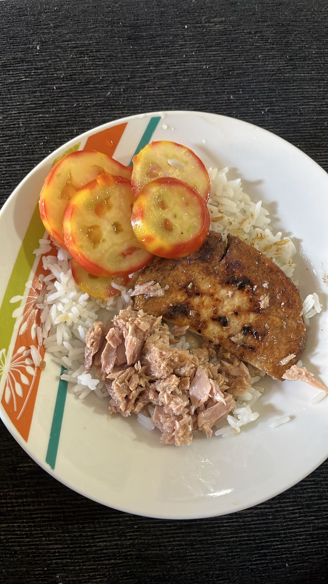 Arroz con atún y tomate