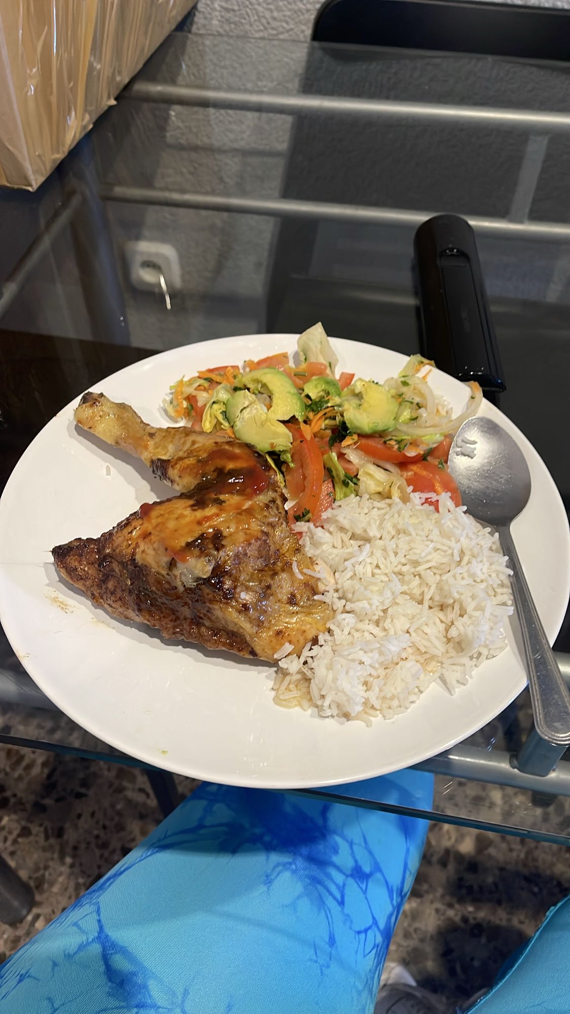 Pollo con arroz y ensalada