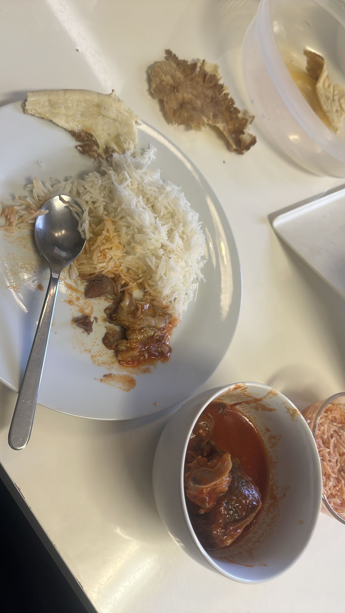 Ris med köttgryta och bröd