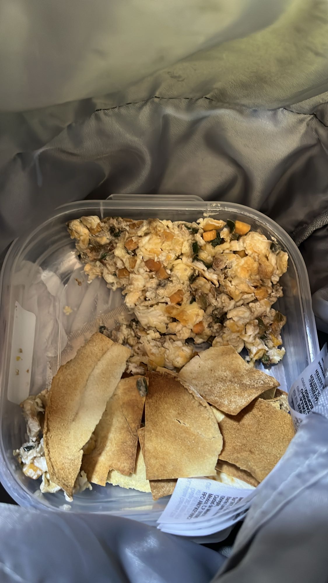 Huevos revueltos con pan pita