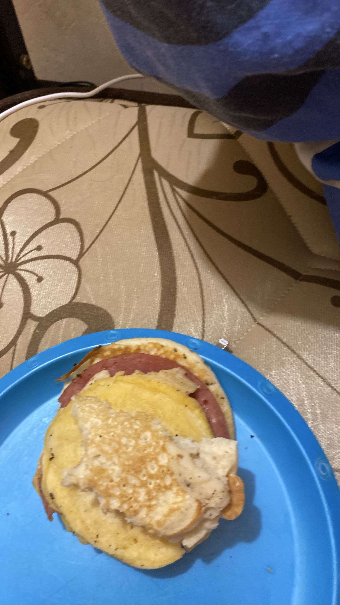 Sándwich de huevo y jamón