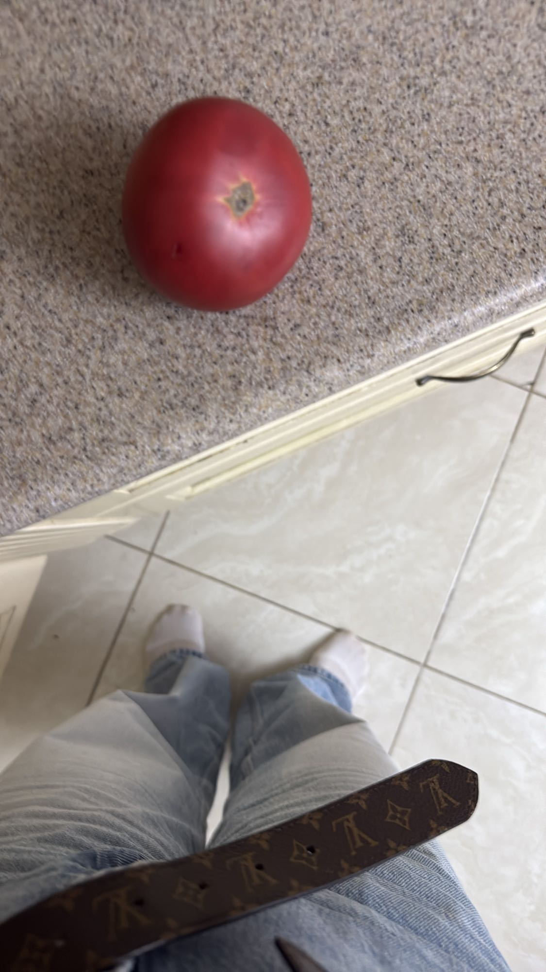 Свежий помидор