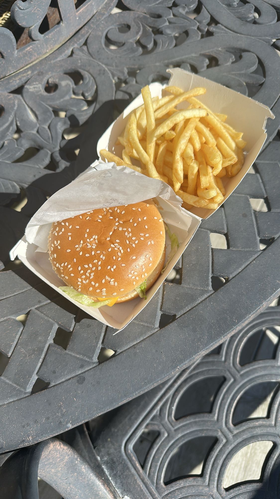 Burger med pommes frites