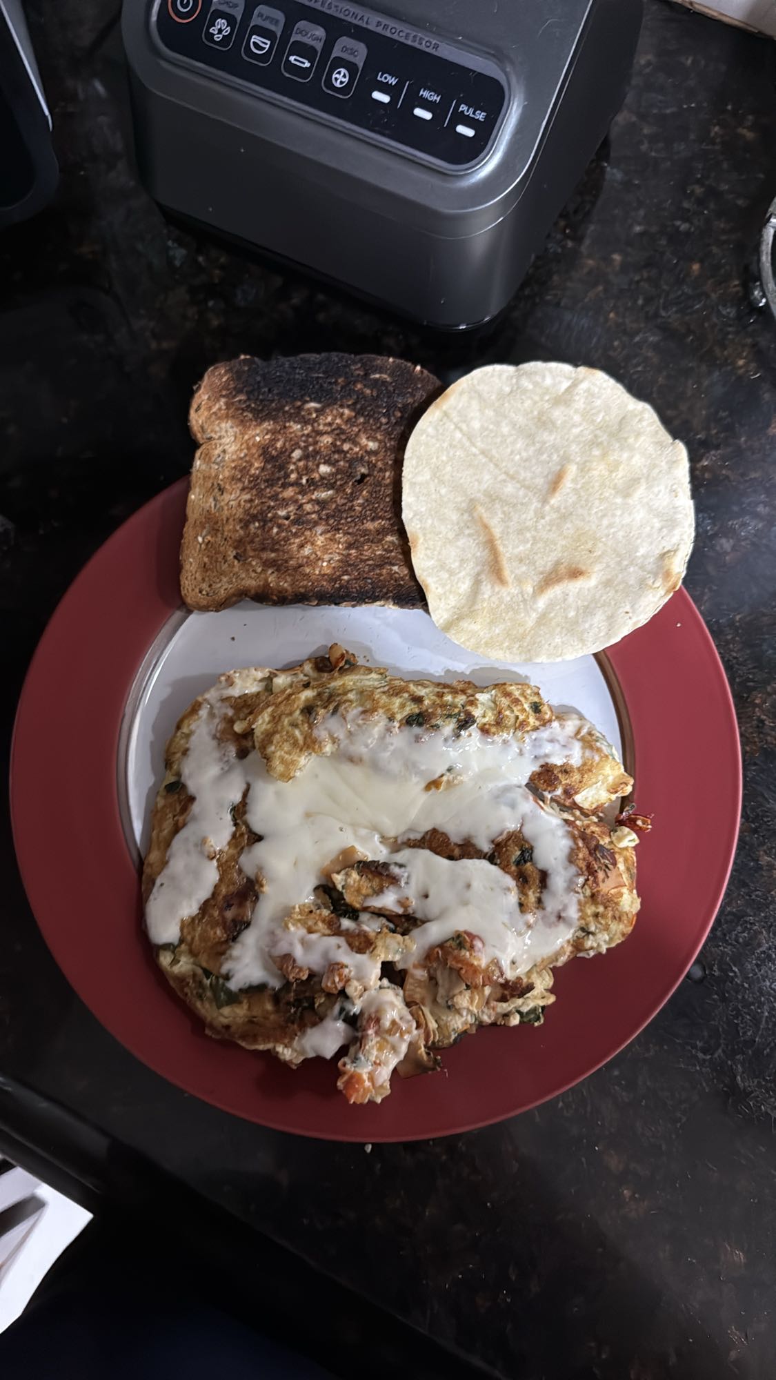 Omelette con claras, queso Oaxaca, jamón, tortilla y pan
