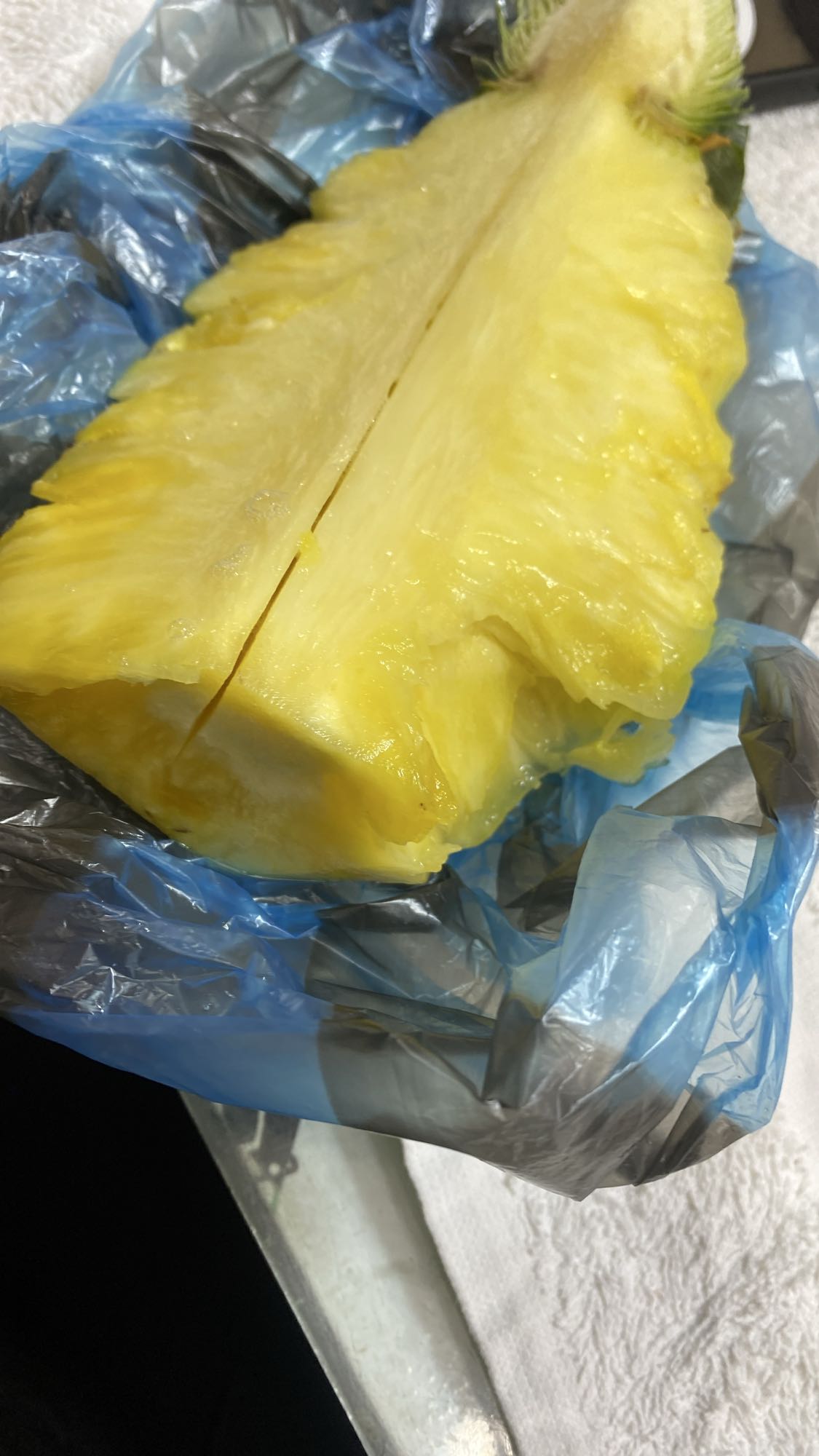 Piña fresca partida