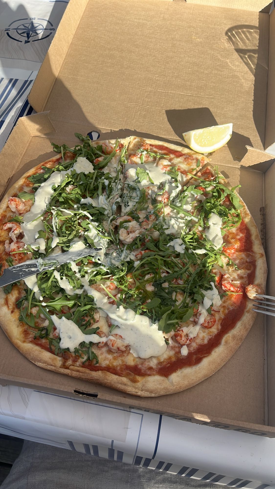 Räkpizza med ruccola