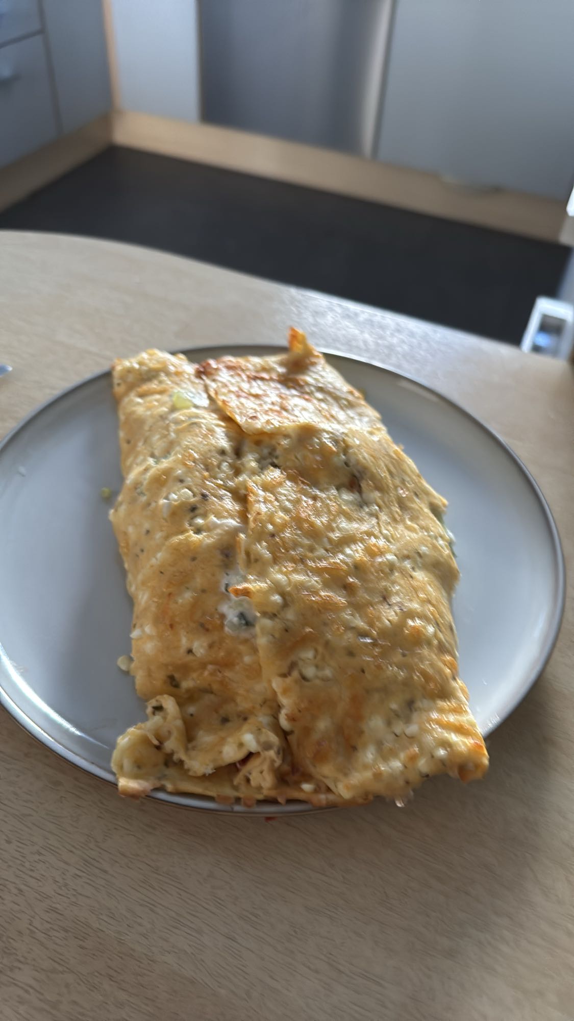 Omelette mit körnigem Frischkäse und Gemüse