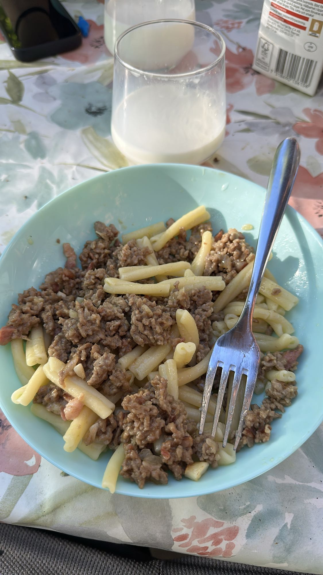 Pasta med bacon cheddar ost och mozzarella ost
