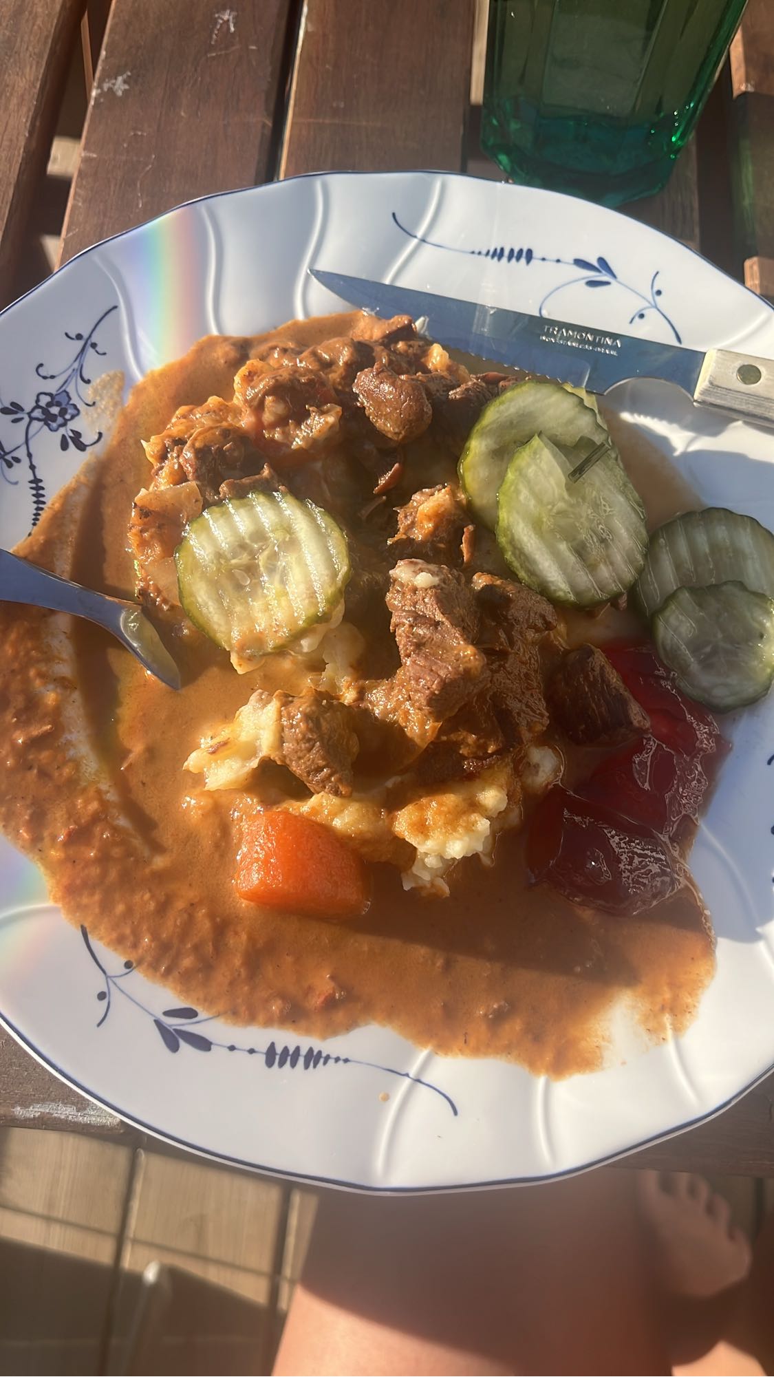 Köttgryta på hjortkött med soja, morötter, lök, potatismos på potatis och jordärtskocka