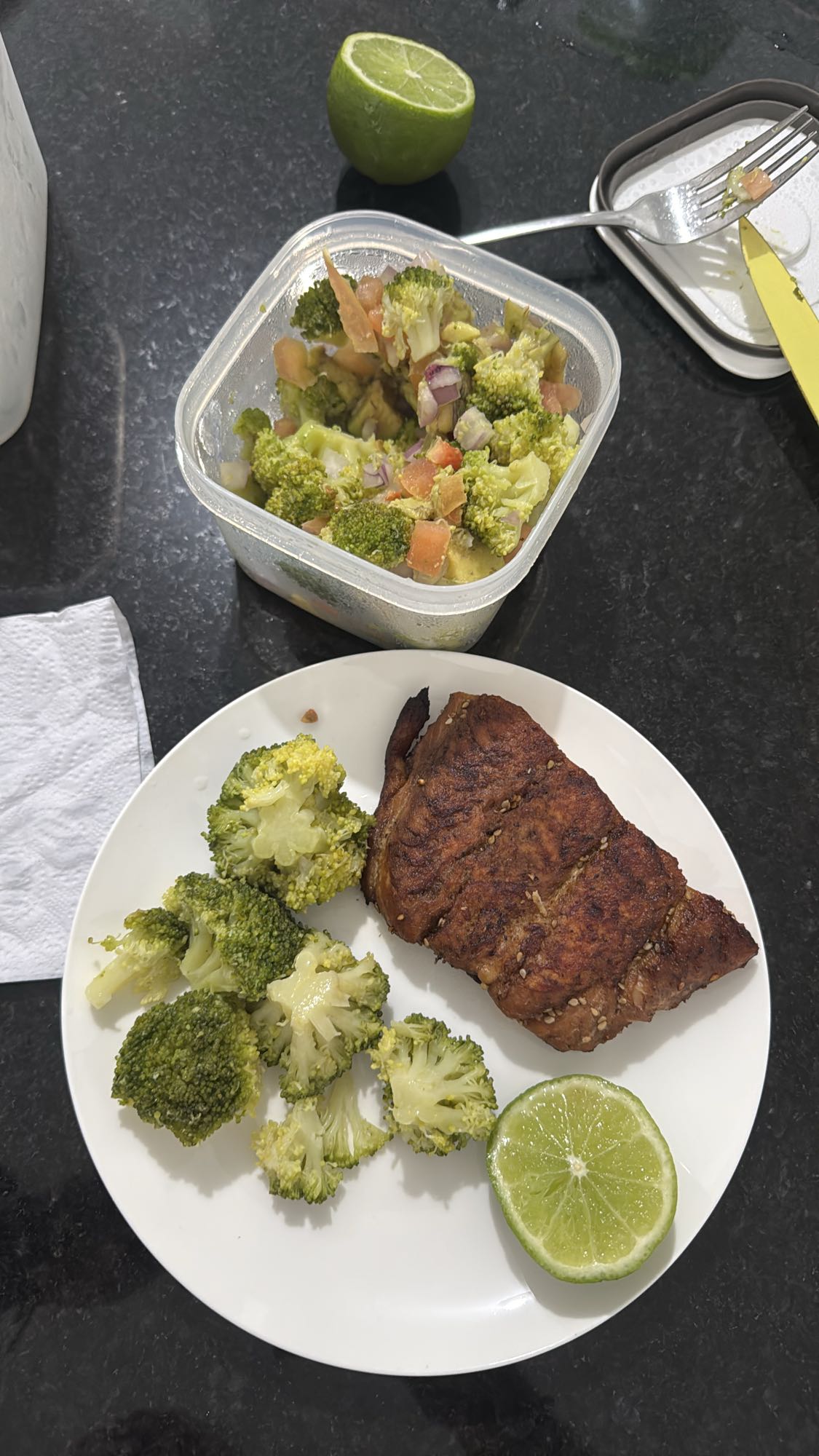 Salmón con brócoli y ensalada