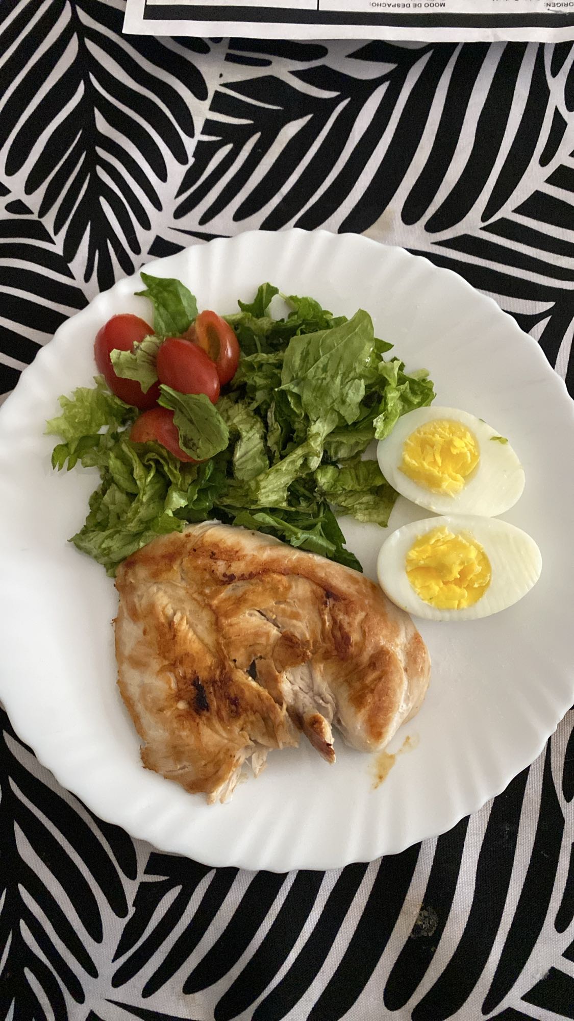 Pollo con ensalada y huevo