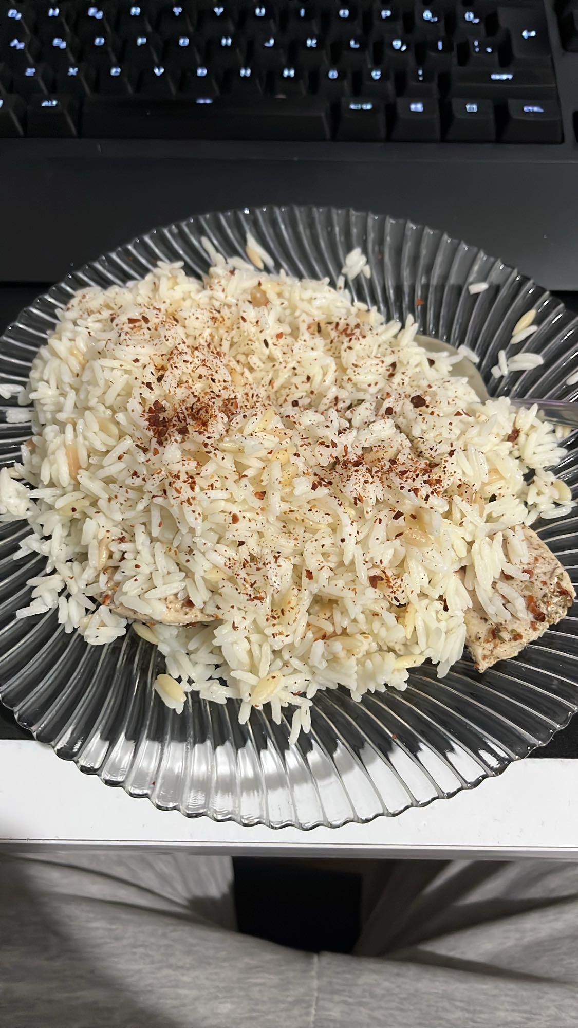 Tavuklu pilav tabağı