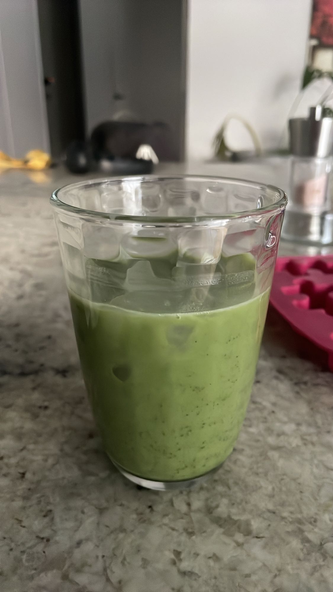 Zimna matcha latte