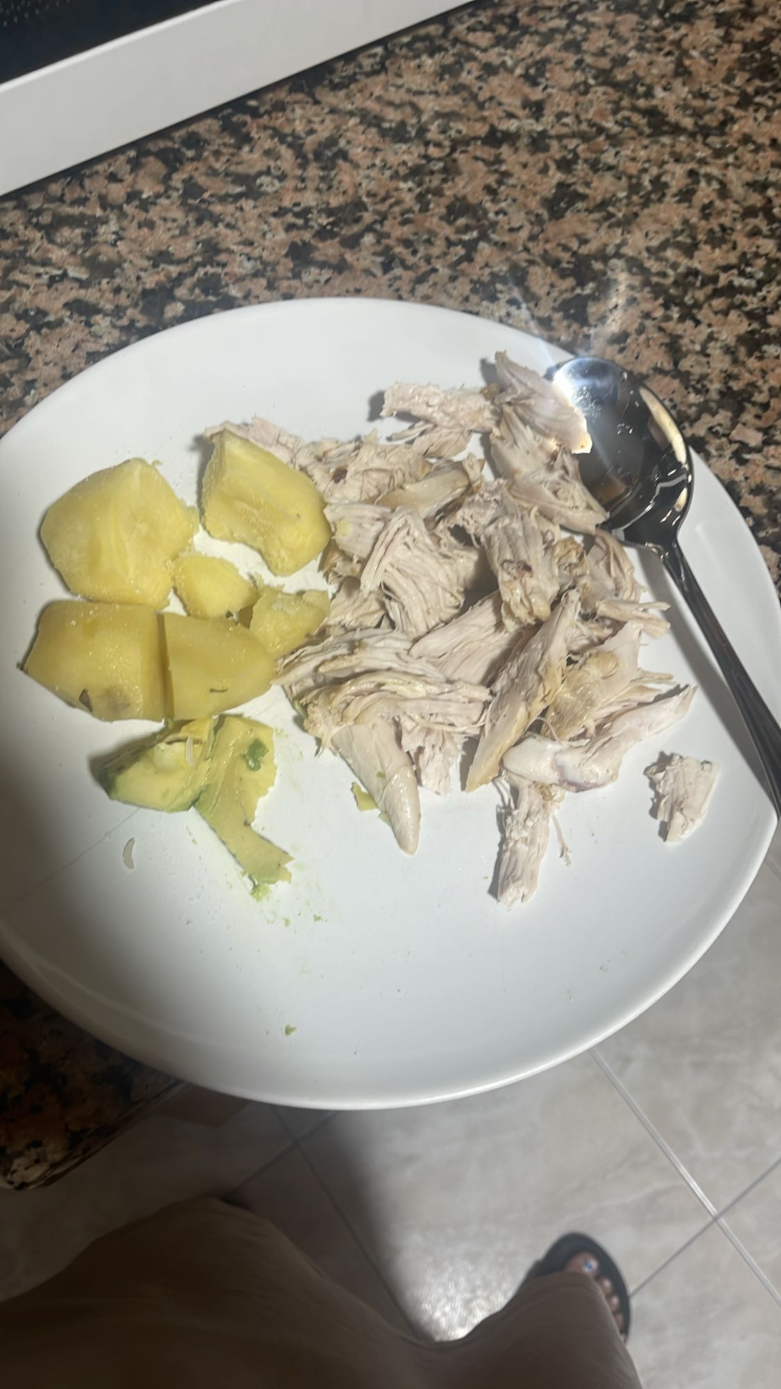Pollo con papa y aguacate